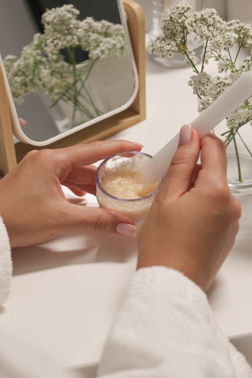 Gezichtsbehandeling in de behandelkamer van RA Beauty 9