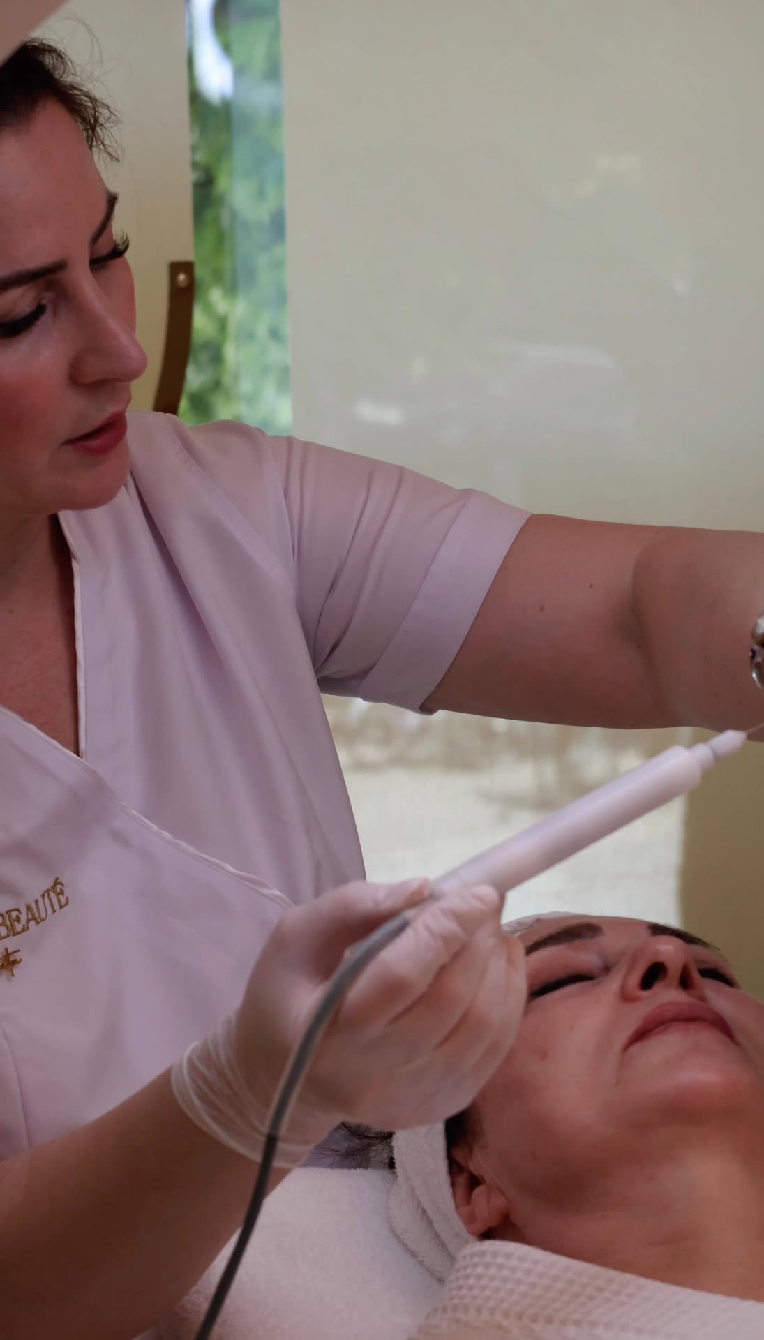 Specialist met Cold Plasma pen tijdens gezichtsbehandeling bij RA Beauty Antwerpen