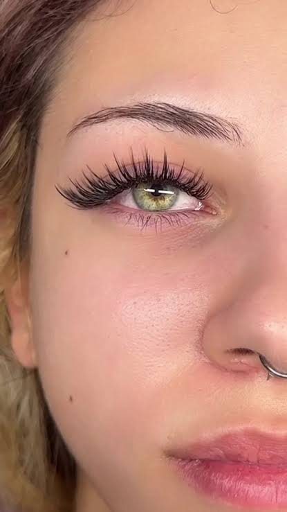 Lash extensions at RA Beauty Antwerp — Wet Look
