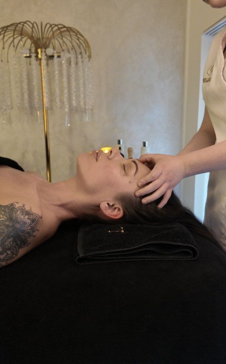 Massagebehandeling in de cabine van RA Beauty